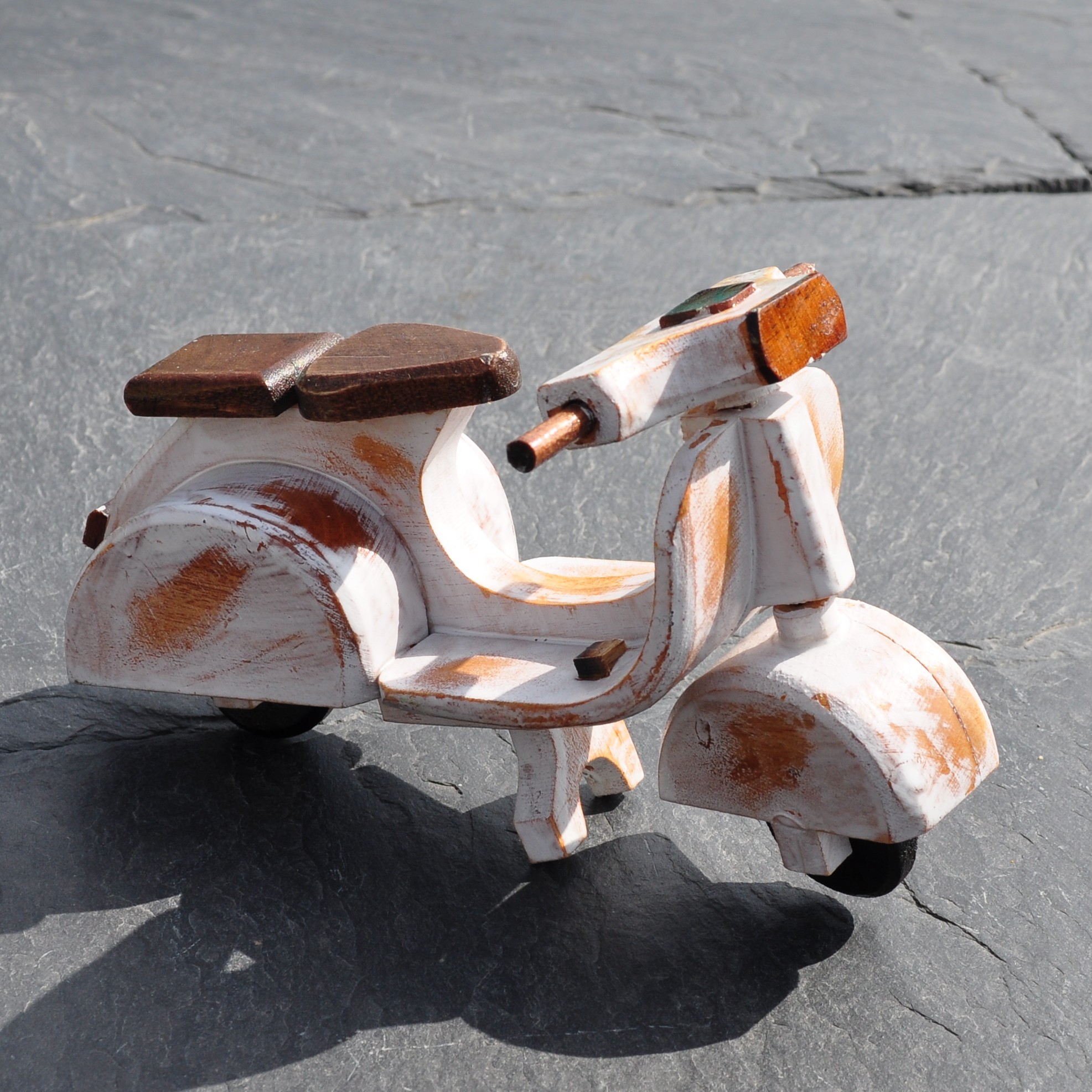 Une superbe miniature de scooter en bois recyclé entièrement fait main