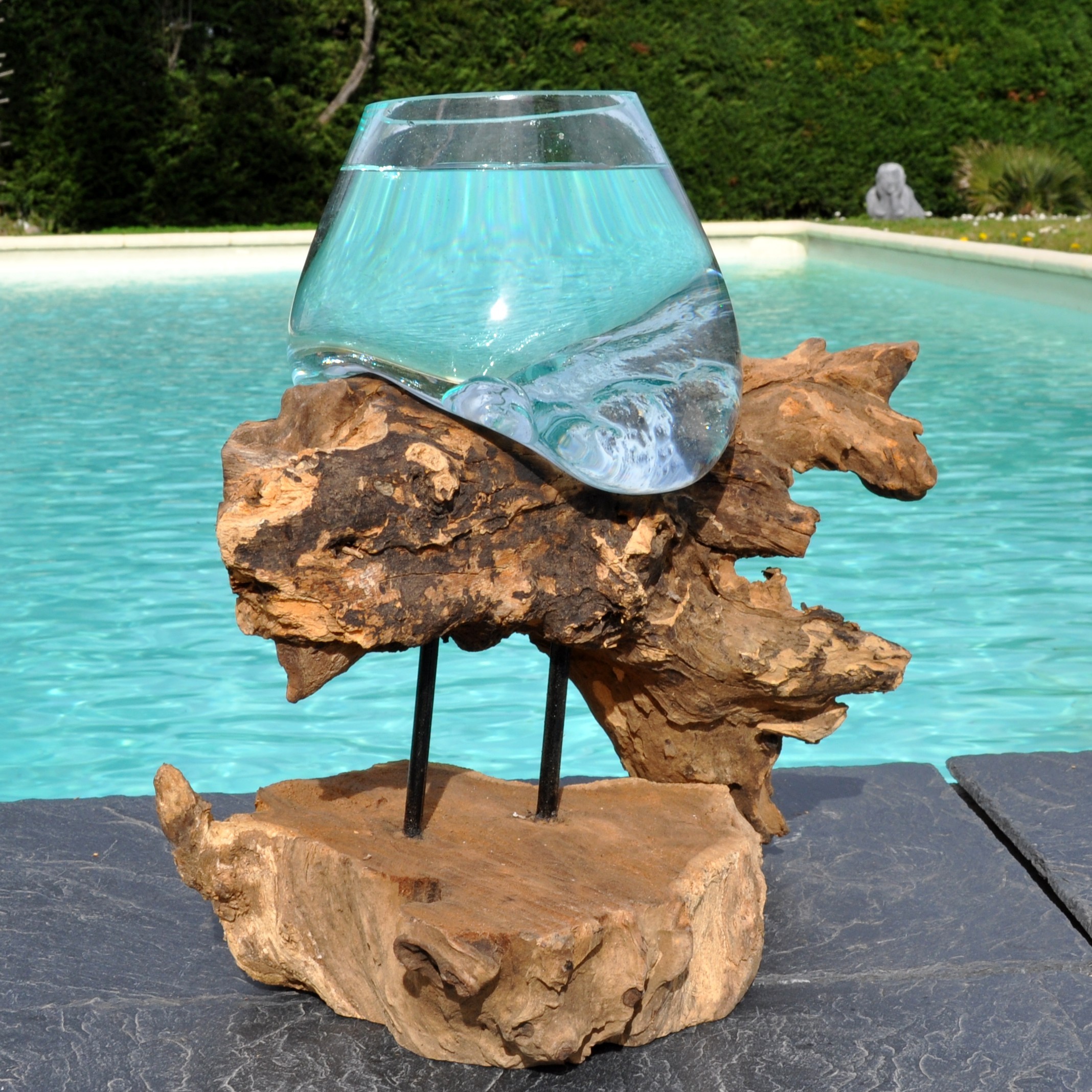 Un superbe verre à duo ou vase en verre soufflé à la bouche sur le bois