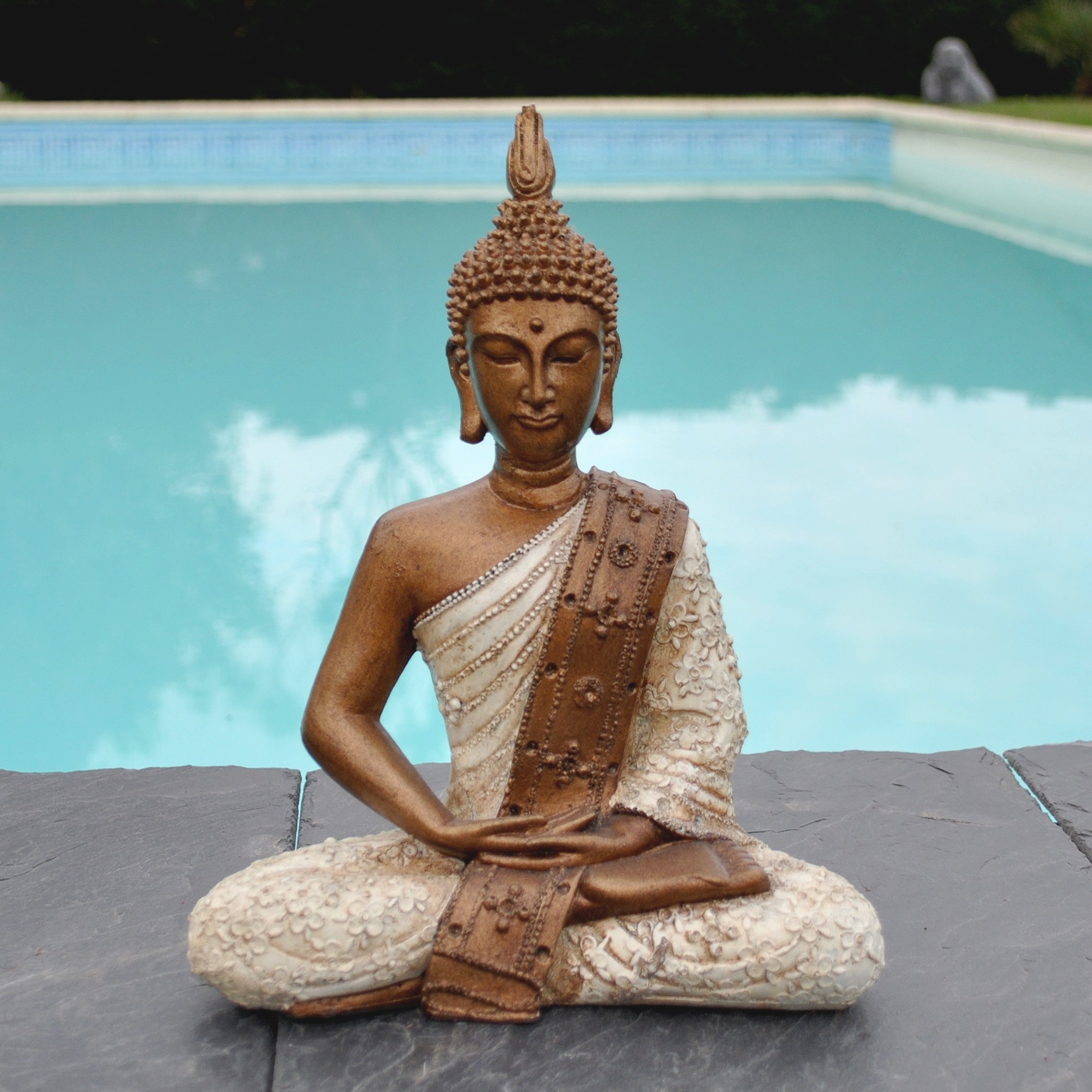 Statuette du Bouddha thaïlandais, couleurs crème et bronze.