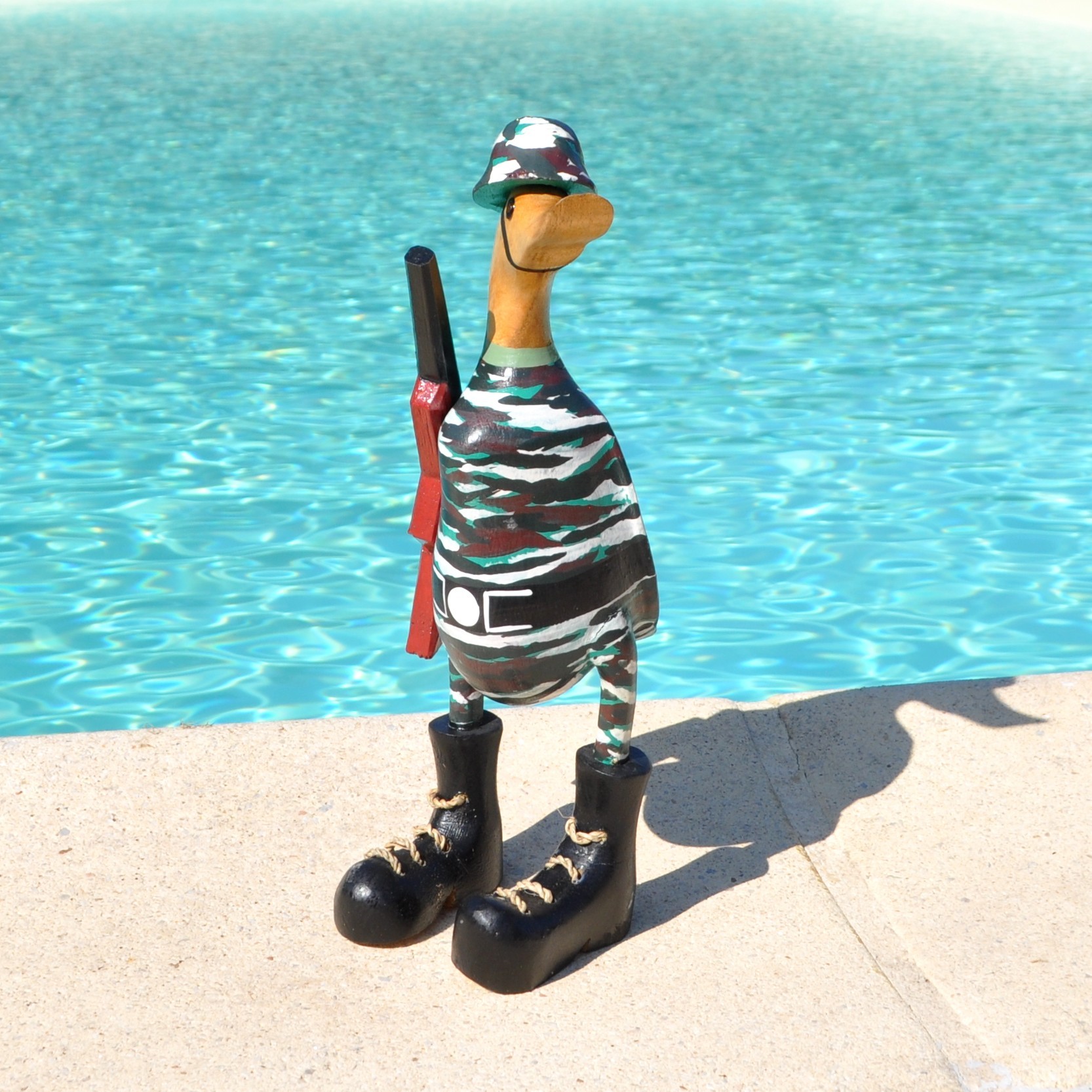 Canard Rigolo Un grand canard rigolo en chasseur avec son fusil en teck et bambou